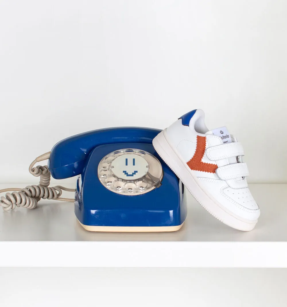 White leather sneaker with contrast brick red/blue